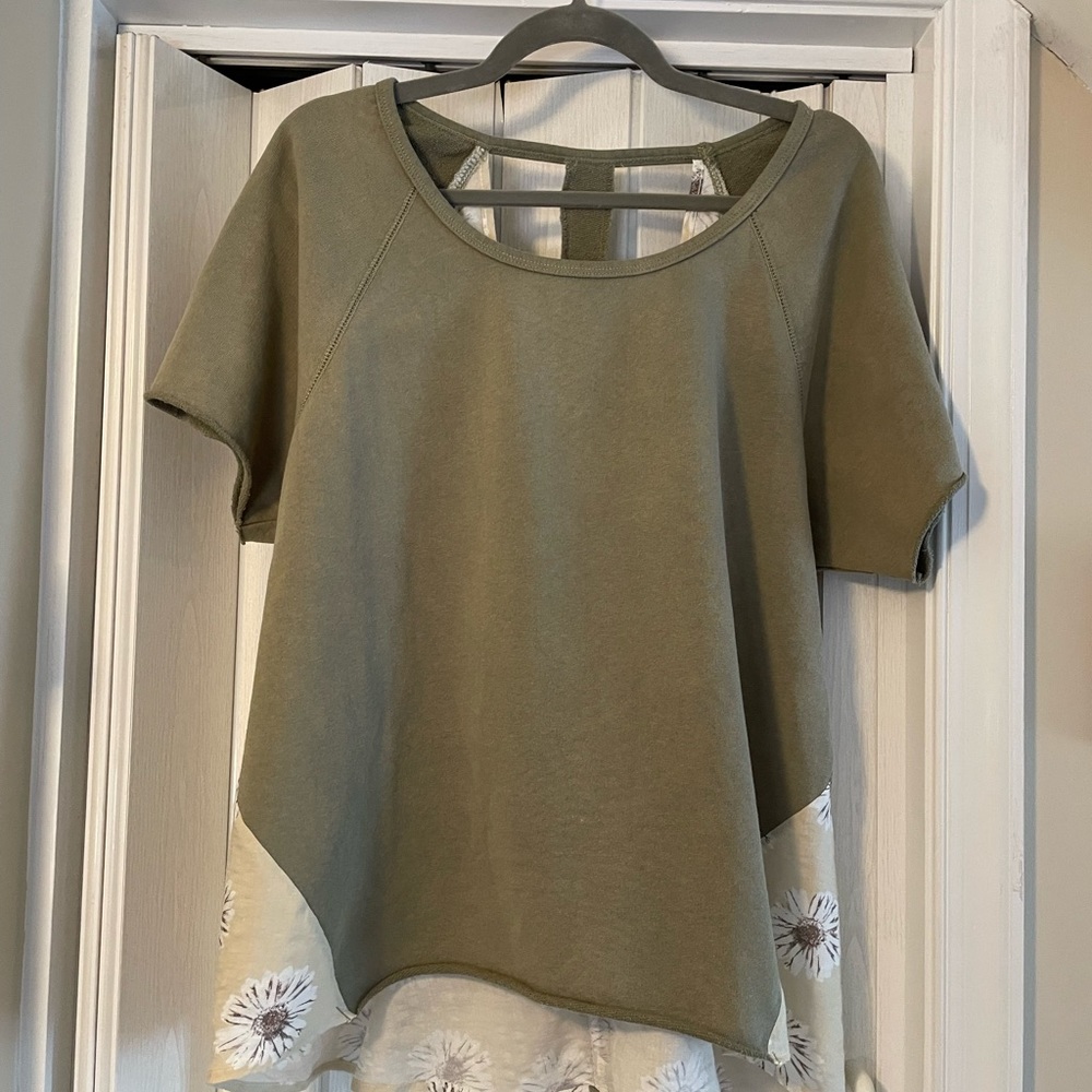 Umgee Olive Green Short Sleeve Sweatshirt With Cute Detail On The Back